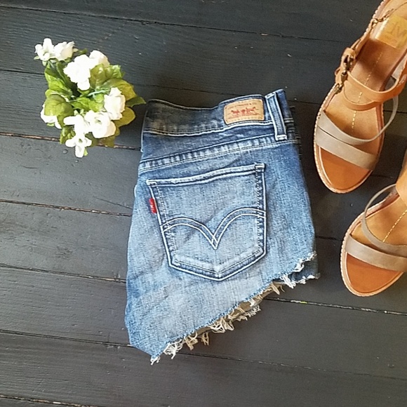 Levi's Pants - 💍 Levi's curvy fit cutoff shorts